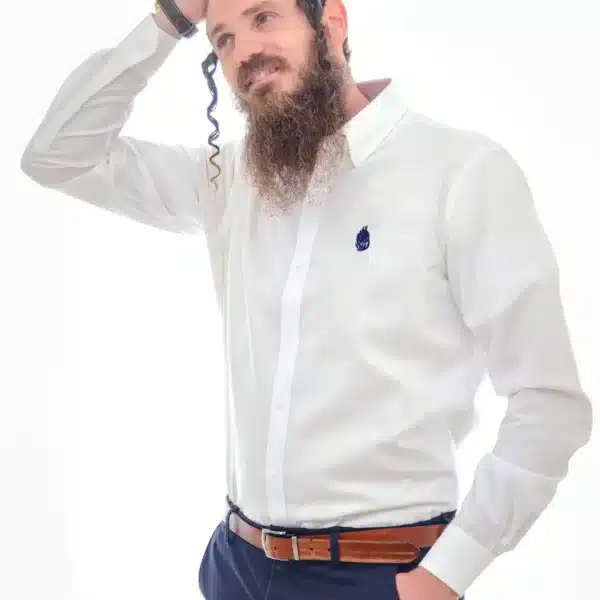 חולצה מכופתרת לבנה 100% כותנה "האש שלי" – רקמה כחולה וללא צורך בגיהוץ