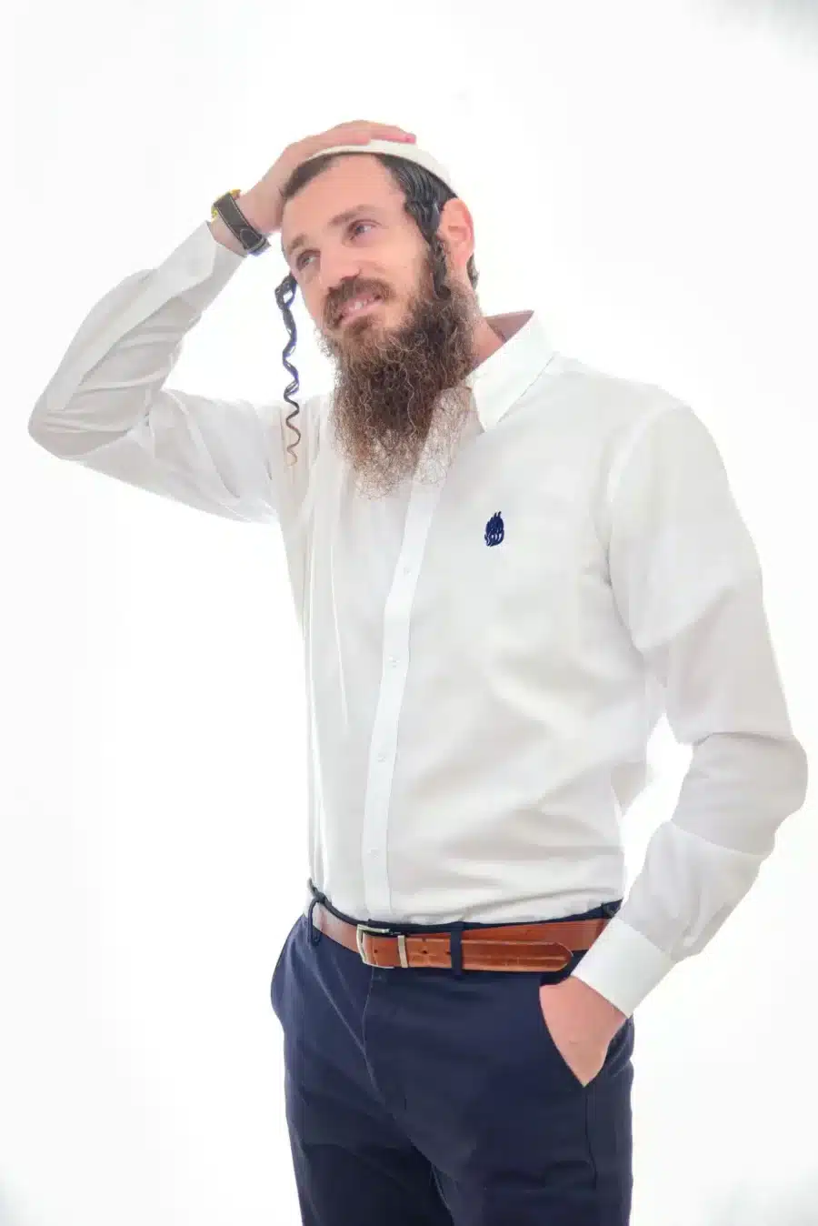חולצה מכופתרת לבנה 100% כותנה "האש שלי" – רקמה כחולה וללא צורך בגיהוץ
